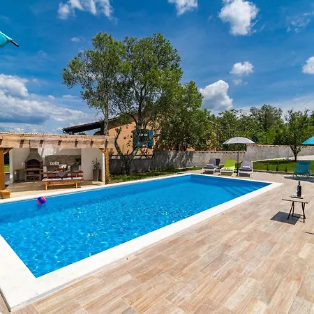 Villa May فيلة Tinjan